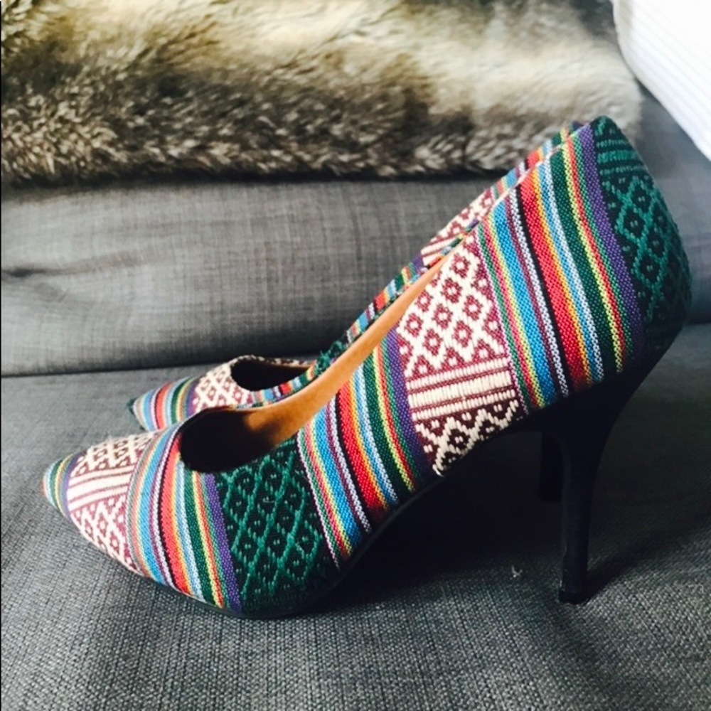 Multicolored ethnic weave pattern pumps